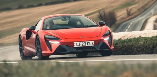 McLaren имаше определени трудности през последните години в привличането на заможни клиенти, като позволи на конкурентите като Ferrari, Lamborghini и Porsche да натрупат хубави печалби. Artura обаче носи глътка въздух и може би е единствената топ кола на бранда, правена през последното десетилетие.

Този новобранец няма почти нищо общо с предшествениците. Олекотените материали и двойното турбо на 3.5-литровия V6 мотор, подкрепен от електрически такъв с 95 коня, правят чудесна комбинация. Батерията и двигателят са общо под 130 килограма, което позволяват теглото да спадне под тон и половина. Гарантирани са и 30 километра на ток, ако решите екологично да отиде на работа, за да впечатлите колегите.
Защо тогава не е топ ли? Още при раждането й остана недовършена работа, която дава понякога софтуерни дефекти и странни повреди. Въпрос на още малко настройки от инженерите.
